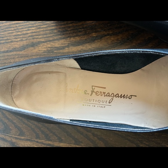Salvatore Ferragamo Vara Bow Pump - Picture 3 of 5